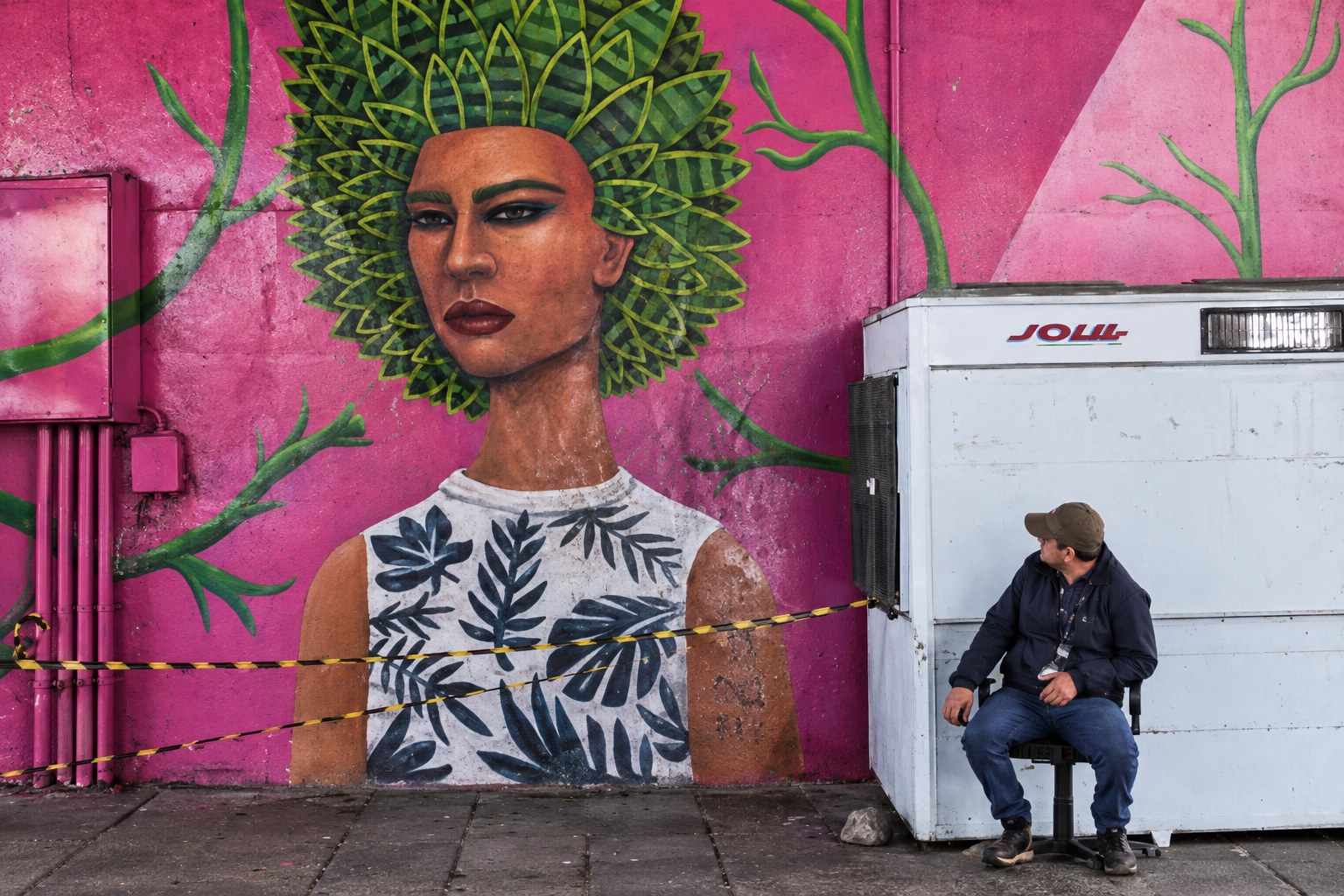 Press clipping showing Pablo Etchepare’s mural at the Viaduto da Conceição in Porto Alegre